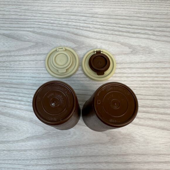 Vtg Tupperware Salt & Pepper Shaker Set 1329-12 w/ Flip Top Lid Brown & Almond - Picture 5 of 7